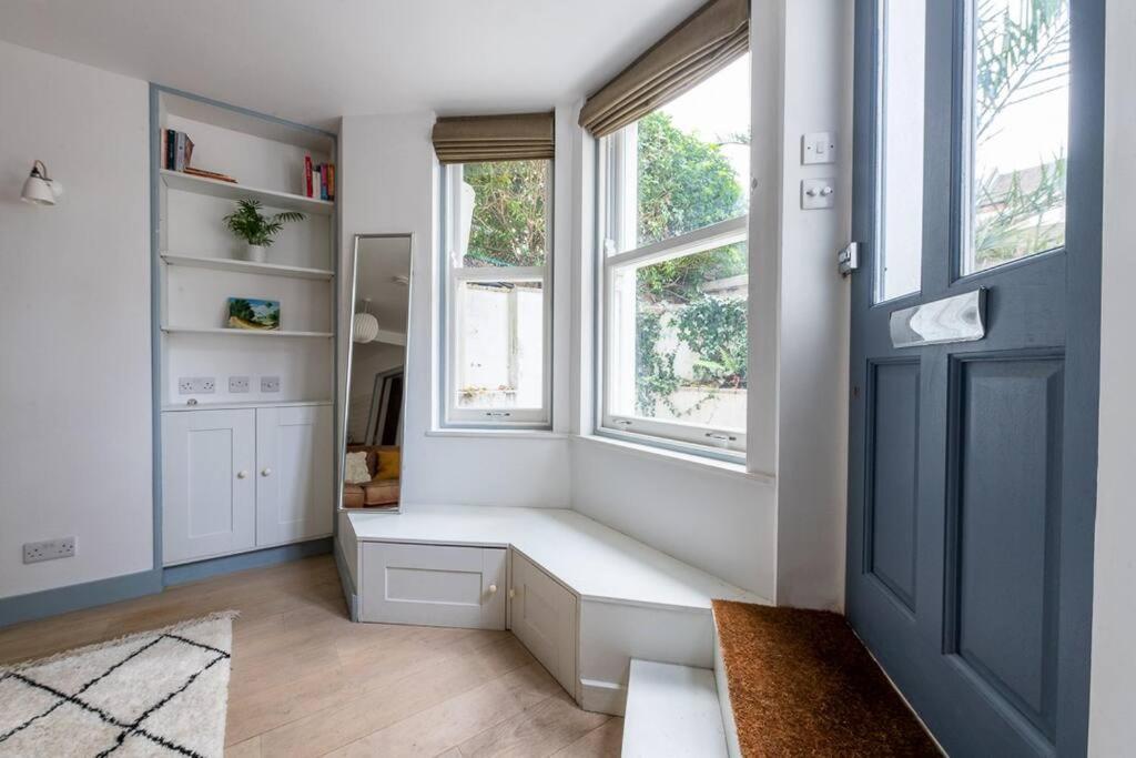 Lovely Self-Contained Basement Studio With Kitchen 런던 외부 사진