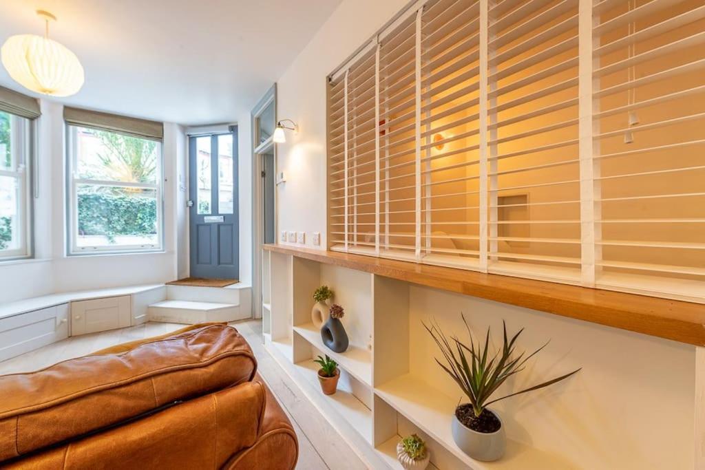 Lovely Self-Contained Basement Studio With Kitchen 런던 외부 사진