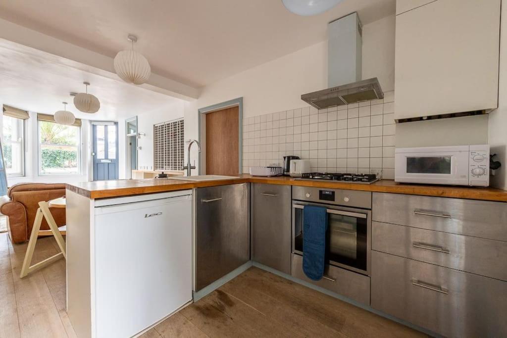 Lovely Self-Contained Basement Studio With Kitchen 런던 외부 사진