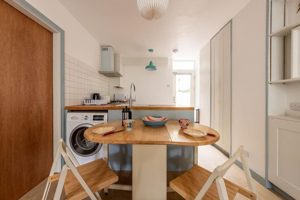 Lovely Self-Contained Basement Studio With Kitchen 런던 외부 사진