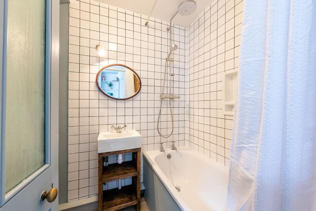 Lovely Self-Contained Basement Studio With Kitchen 런던 외부 사진