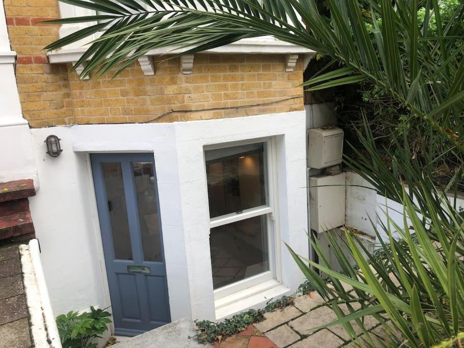 Lovely Self-Contained Basement Studio With Kitchen 런던 외부 사진